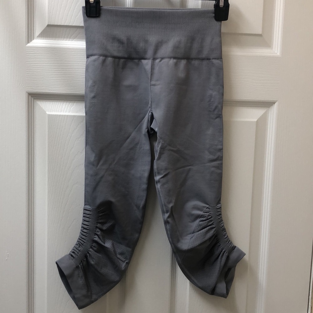 Lululemon Awakening Crop *Taryn Toomey Collection 17" Ice Grey - Picture 9 of 11